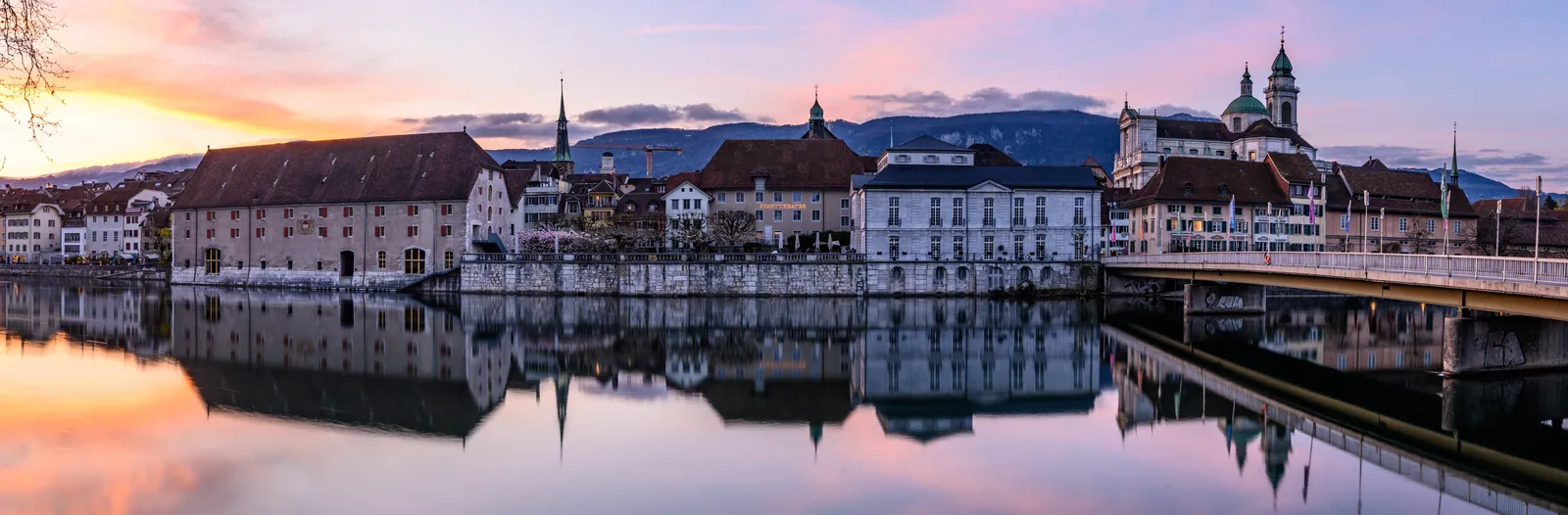 Die Solothurner Altstadt an der Aare, im Hintergrund die St.-Ursen-Kathedrale